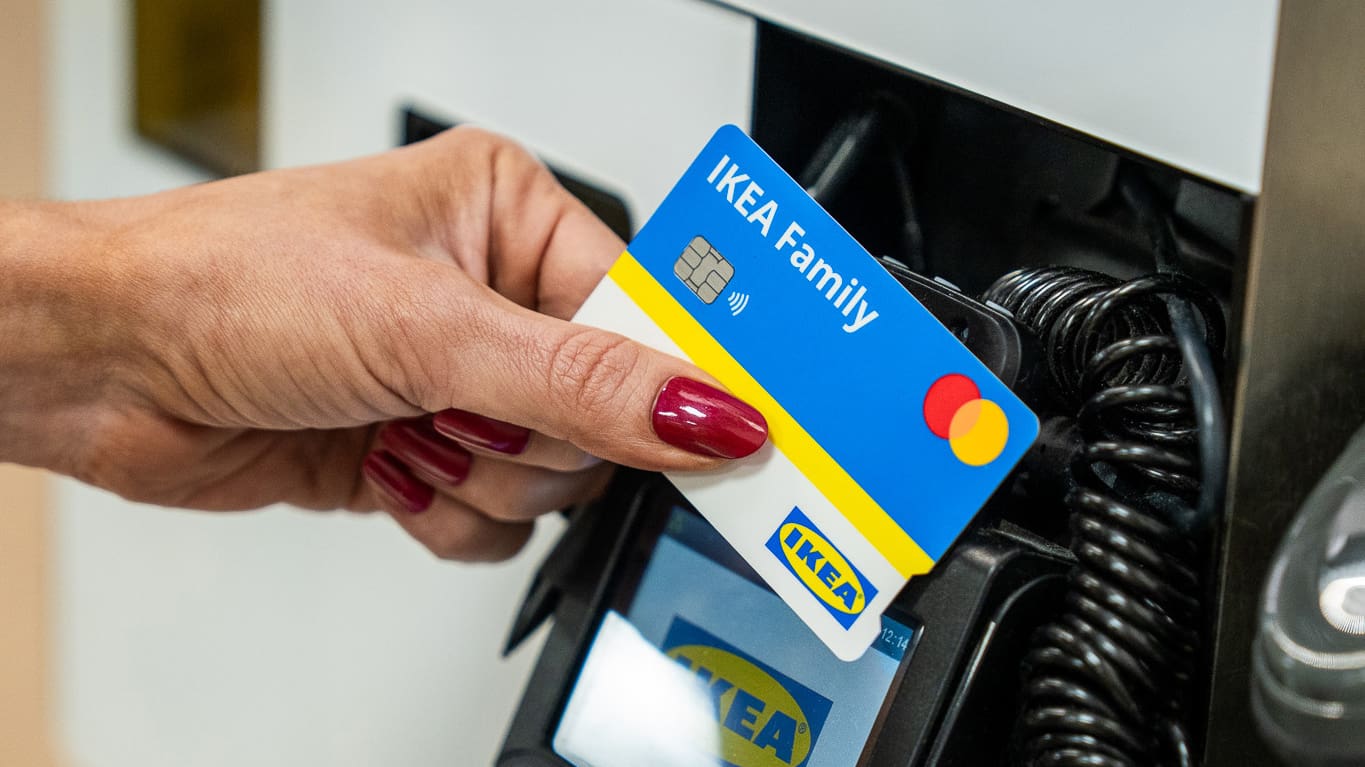 Close up of someone tapping their Ikea family card on a payment machine